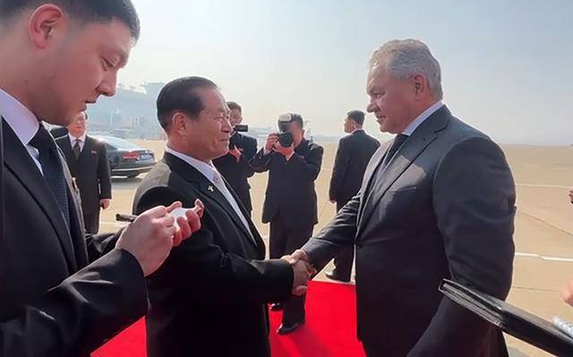 세르게이 쇼이구 러시아 국가안보회의 서기가 올해 3월 21일 평양 공항에 도착해 북한 인사들의 영접을 받고 있다. 평양=타스 연합뉴스