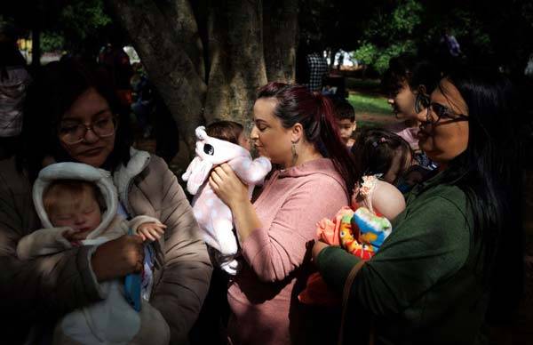 브라질에서 실제 아기처럼 만들어진 리본돌이 인기를 끌고 있다./사진=AP