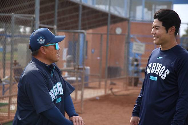 스프링캠프에서 선수들과 함께 훈련하며 멘털 코칭을 하는 최건용 코치(왼쪽). NC 다이노스 제공