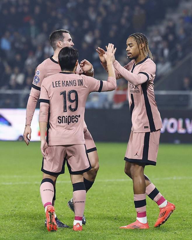 PSG 선수단이 10일 스타드 레이몬드 코파에서 열린 앙제와의 2024~25 리그1 11라운드에서 승리한 뒤 환호하고 있다. 이강인, 바르콜라가 2골을 기록했다. 사진=PSG SNS