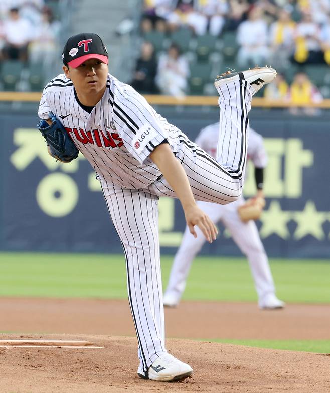 14일 오후 잠실야구장에서 열린 2025 프로야구 키움과 LG 경기. LG 선발 송승기가 힘차게 공을 던지고있다. 잠실=정시종 기자 capa@edaily.co.kr /2025.05.14.