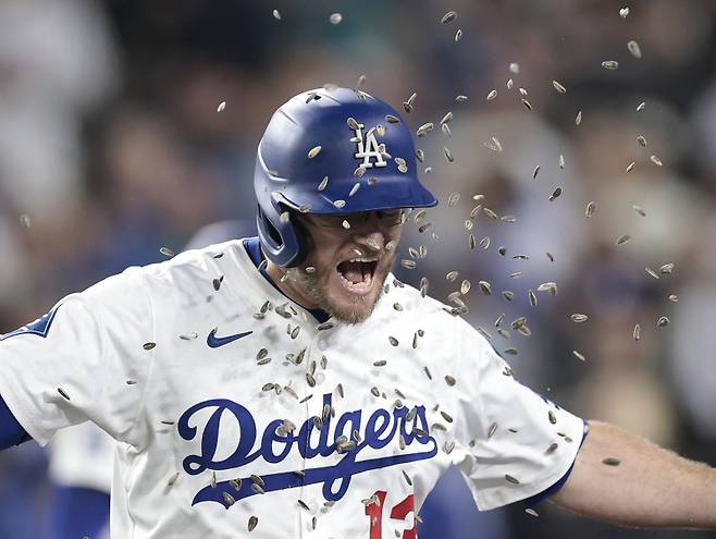 <yonhap photo-4047="">먼시가 4일(한국시간) 뉴욕 메츠와 홈 경기 9회 말 5-5 동점을 만드는 솔로 홈런을 터뜨린 뒤 동료들의 축하를 받고 있다. AFP=연합뉴스</yonhap>