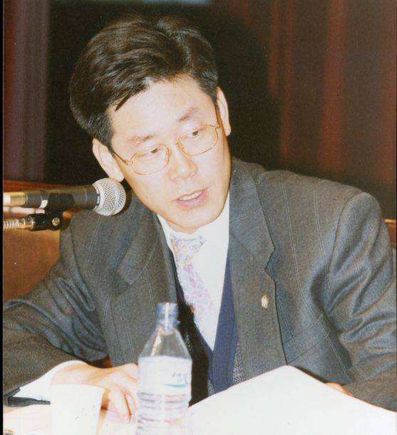 이재명 대통령 당선인이 변호사 시절이던 1990년 한 토론회에 참석해 발언하고 있다. 사진 이재명 캠프