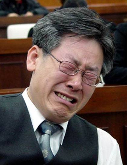 이재명 대통령 당선인이 2004년 3월 성남시의회에서 성남시립병원 설립 주민발의 조례안이 무기한 심의 보류되자 울음을 터뜨리고 있다. 사진 이재명 캠프