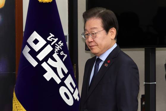 이재명 대통령 당선인이 더불어민주당 대표였던 지난해 12월 16일 오전 국회에서 열린 당 최고위원회의에 참석하고 있다. 강정현 기자