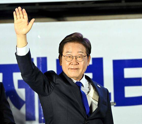 이재명 대통령이 4일 서울 여의도 국회 앞에 마련된 더불어민주당의 국민개표방송시청 현장에서 지지자들에게 감사 인사를 하고있다. 김성룡 기자