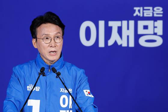 김민석 더불어민주당 상임공동선대위원장이 27일 서울 여의도 중앙당사에서 이낙연 새미래민주당 상임고문과 김문수 국민의힘 대통령 후보의 개헌·공동정부 구성 연대 선언을 비판하고 있다. 뉴스1