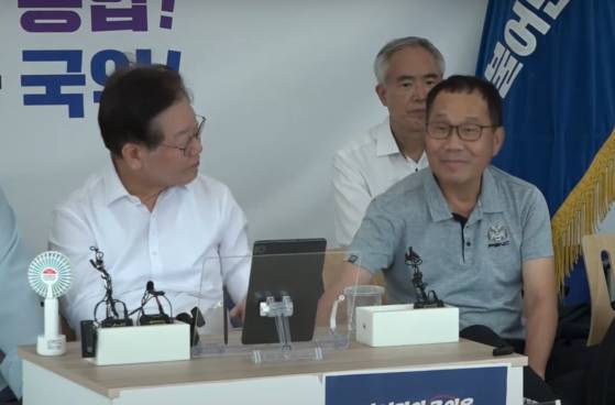 이재명 대통령 당선인(왼쪽)이 더불어민주당 대표 시절 단식 농성을 벌이던 2023년 9월 4일 그의 소년공 시절 친구인 심정운씨가 농성장을 찾아 이 당선인을 격려하고 있다. 사진 유튜브 '델리민주' 캡처