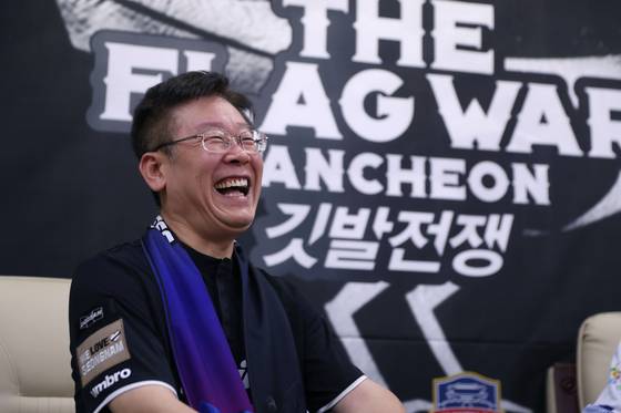 과거 성남FC 구단주 시절 수원 FC와의 지역 라이벌전에 앞서 열린 기자회견에서 파안대소하는 이재명 대통령. 사진 프로축구연맹
