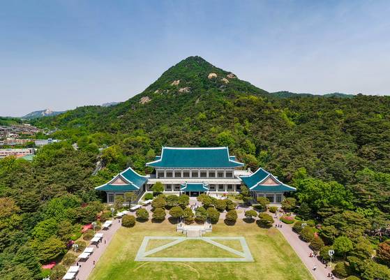 2022년 5월 10일 청와대 개방 이후 지난 6월 3일까지 3년 여간 청와대 누적 관람객은 783만여명에 이른다. 사진은 지난 5월 당시 본관 모습. 중앙포토