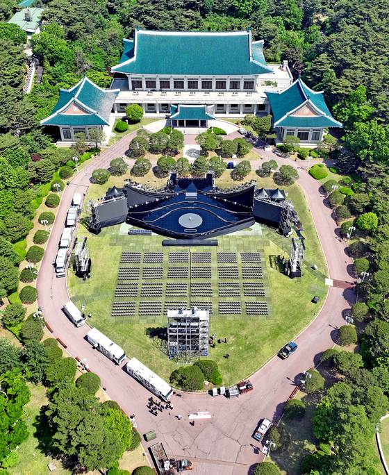 지난 2023년 5월 청와대 개방 1주년을 맞아 청와대 본관 앞 대정원에 특별음악회를 위한 특설 무대가 설치된 모습. 연합뉴스