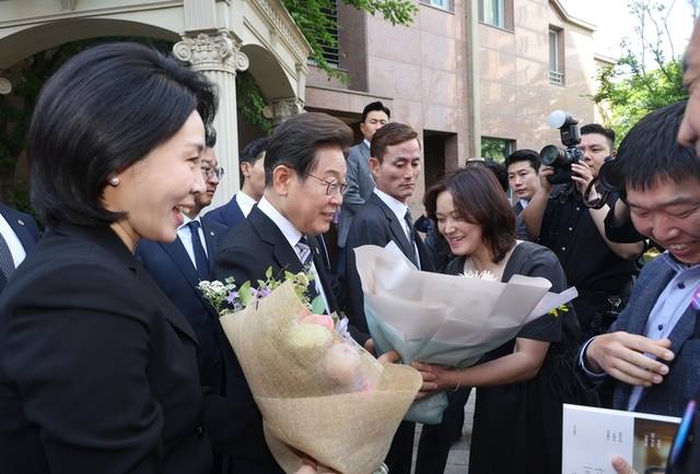 ▲ 이재명 대통령과 김혜경 여사가 4일 인천 계양구 사저를 출발하며 주민, 지지자로부터 꽃다발을 받고 있다. 연합뉴스