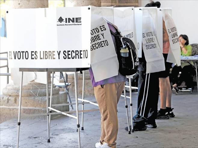 멕시코 유권자가 1일(현지시간) 과달라하라 지역의 한 투표소에서 판사 선출을 위해 투표하고 있다. AFP연합뉴스