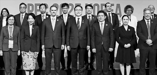 지난달 15일 오후 서귀포시 제주국제컨벤션센터에서 열린 ‘APEC 2025 통상장관회의’ 개회식에서 정인교 산업통상자원부 통상교섭본부장이 제이미슨 그리어 미국 무역대표부(USTR) 대표, 리청강 중국 상무부 국제무역담판대표 겸 부부장 등 참석자들과 기념촬영하고 있다. 산업통상자원부 제공