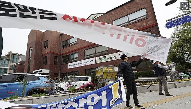 작년 4월 치러진 총선 다음 날 현수막을 철거하고 있는 서울시 종로구청 직원./사진=연합뉴스