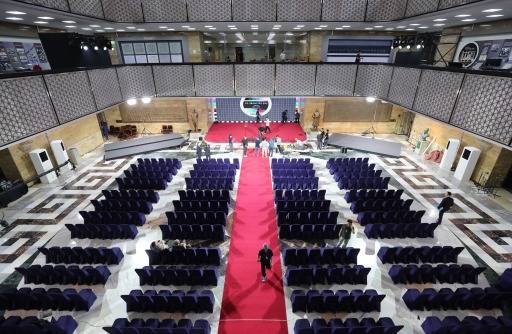 제21대 대통령 취임식을 하루 앞둔 3일 국회 로텐더홀에서 작업관계자들이 취임식장을 설치하고 있다. (사진=강은구 기자)