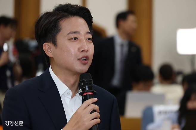 이준석 개혁신당 대선 후보가 3일 출구조사 결과가 발표된 뒤 국회 의원회관에 마련된 개표상황실을 찾아 선거 결과에 대한 입장을 밝히고 있다. 성동훈 기자