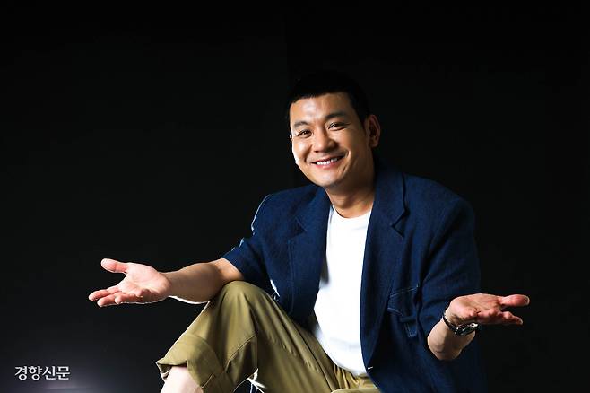 ‘인간복사기’ 개그맨 정성호씨가 지난 5월28일 경향신문사에서 인터뷰하고 있다. 그는 “패러디할 대상의 목소리는 물론, 표정과 얼굴 근육의 움직임, 몸짓과 습관을 유심히 관찰한 후 반복적으로 연습하다 보면 어느 순간 ‘빙의’된 것처럼 그가 훅 들어오는 순간이 온다”고 말했다. 2녀3남 다둥이 아빠인 그는 “세상 때가 묻지 않은 아이들과 산다는 것은 천사 다섯 명과 사는 것과 같다”며 “양육과정에서의 어려움은 행복을 얻기 위해 당연히 치러야 하는 대가”라고 했다. 정지윤 선임기자 color@kyunghyang.com