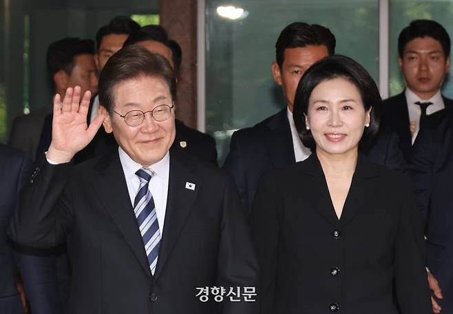 이재명 대통령과 김혜경 여사가 4일 인천 계양구 사저를 출발하며 주민과 인사하고 있다. 김창길 기자