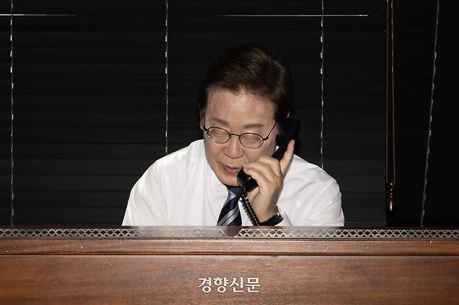 이재명 대통령이 4일 오전 인천 계양구 자택에서 당선 이후 첫 일정으로 김명수 합참의장과 통화하고 있다. 김창길 기자