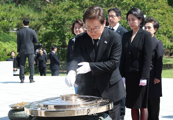 이재명 대통령이 4일 서울 동작구 국립서울현충원에서 현충탑을 참배하며 분향하고 있다. 김창길 기자