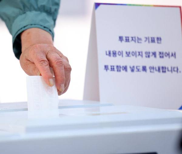 제21대 대통령 선거일인 3일 부산진구청에 마련된 부암 1동 제4투표소에서 유권자가 소중한 한표를 행사하고 있다. 연합뉴스