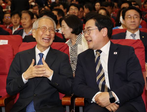 더불어민주당 윤여준, 박찬대 상임총괄선대위원장이 4일 서울 여의도 국회 의원회관에서 열린 더불어민주당 중앙선거대책위원회 해단식에서 밝은 표정으로 대화하고 있다. 연합뉴스