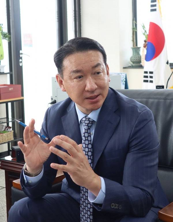 연임에 성공한 박병근 부산항운노조위원장이 임기 중 추진할 계획에 대해 밝히고 있다.