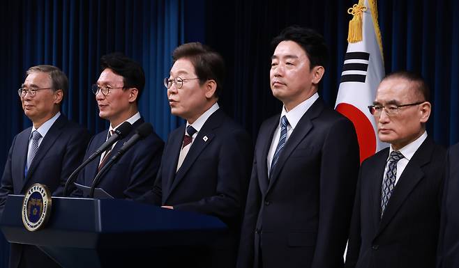 From left: National Intelligence Service chief nominee Lee Jong-seok, Prime Minister nominee Rep. Kim Min-seok, President Lee Jae-myung, Presidential Chief of Staff Kang Hoon-sik and National Security Adviser Wi Sung-lac attend a press briefing on Wednesday. (Yonhap)