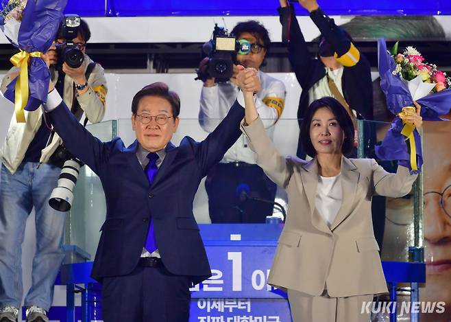 이재명 대통령 당선자가 김혜경 여사와 4일 서울 국회 앞에서 지지자들에게 인사하고 있다.