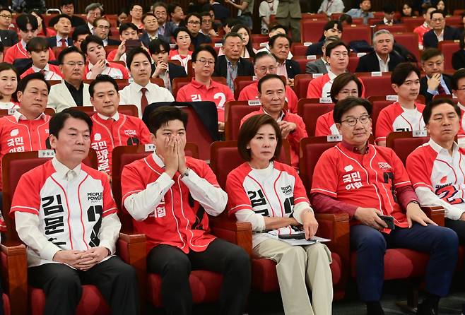 김용태 국민의힘 비상대책위원장, 안철수, 나경원 등 공동선대위원장들이 지난 3일 오후 국회 도서관에 마련된 제21대 대통령선거 국민의힘 개표상황실에서 출구 조사 결과를 보고 굳은 표정을 짓고 있다. 유희태 기자