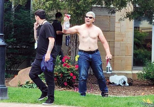 이집트 국적의 미국 불법체류자 모하메드 솔리만이 지난 1일(현지시간) 콜로라도주 볼더의 쇼핑몰 앞에서 화염병을 들고 이스라엘 지지 행사 참가자들을 향해 고함을 치고 있다. AP연합뉴스