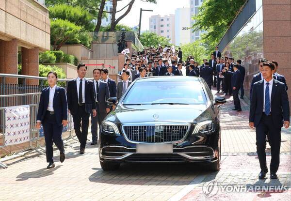 4일 현충원으로 향하는 이재명 대통령의 차량이 인천 계양구 자택을 나서고 있다. 연합뉴스