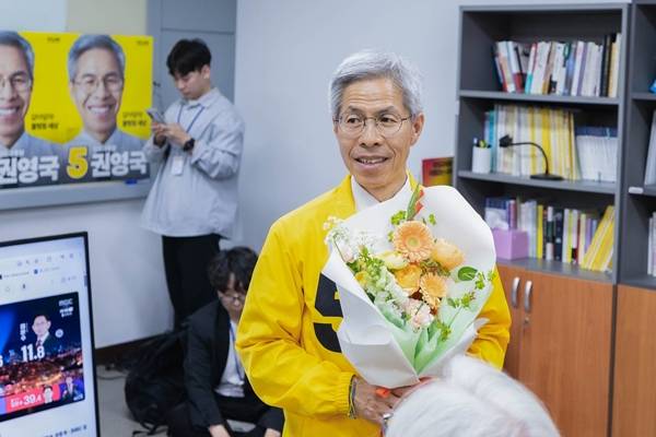 ▲지난 3일 오후 8시 서울 구로구에 위치한 민주노동당 중앙당사에서 21대 대선 개표방송을 시청하는 권영국 후보. 사진=민주노동당 홈페이지.