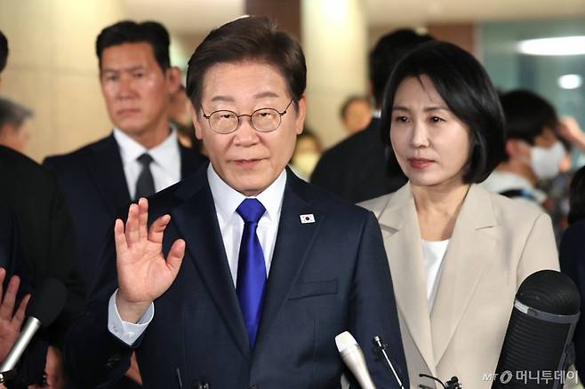 (인천=뉴스1) 이동해 기자 = 이재명 더불어민주당 대통령 후보가 3일 밤 당선이 확실시된 가운데 인천 계양구 자택을 나서고 있다. 2025.6.3/뉴스1 Copyright (C) 뉴스1. All rights reserved. 무단 전재 및 재배포, AI학습 이용 금지. /사진=(인천=뉴스1) 이동해 기자