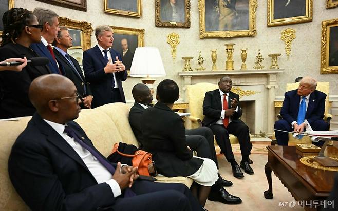 (AFP=뉴스1) 류정민 특파원 = 21일(현지시간) 미국 워싱턴DC에서 열린 도널드 트럼프 미국 대통령과 시릴 라마포사 남아공 대통령간 정상회담에서 남아공 출신 골퍼 어니 엘스가 발언하고 있다. 2025.05.21 ⓒ AFP=뉴스1 Copyright (C) 뉴스1. All rights reserved. 무단 전재 및 재배포, AI학습 이용 금지. /사진=(AFP=뉴스1) 류정민 특파원