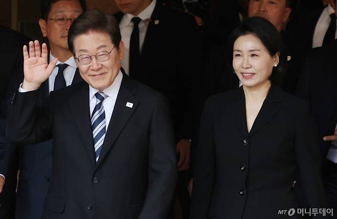 이재명 대통령과 김혜경 여사가 4일 오전 인천시 계양구 자택에서 나오며 환송나온 시민들과 인사를 하고 있다. / 사진=뉴스1