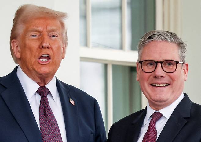 도널드 트럼프 미국 대통령이 2월 27일(현지시간) 워싱턴 백악관에 도착한 키어 스타머 영국 총리와 취재진을 만나고 있다. /로이터=뉴스1