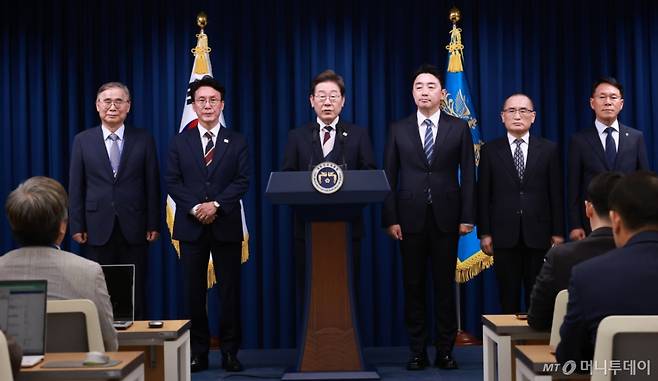 이재명 대통령이 4일 서울 용산 대통령실 청사에서 새 정부 첫 인사 발표를 하고 있다. 왼쪽부터 이종석 국정원장 후보자, 김민석 국무총리 후보자, 이 대통령, 강훈식 비서실장, 위성락 안보실장. (대통령실통신사진기자단) 2025.06.04.