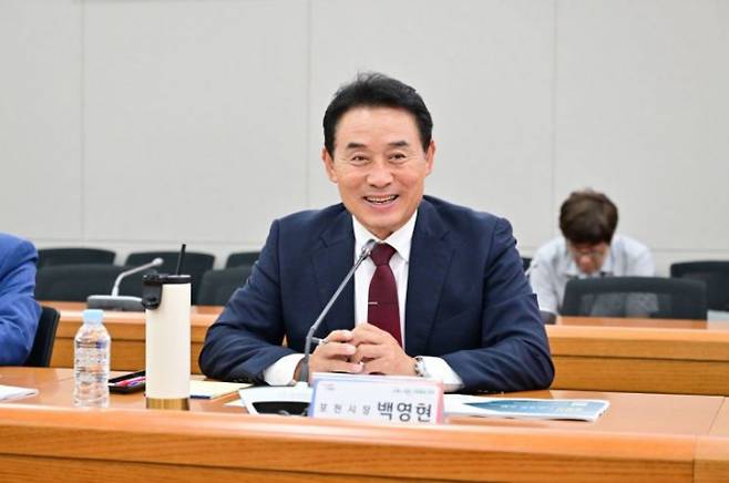 백영현 포천시장이 2일 시청에서 열린 '포천시 교육발전 중장기 기본계획 수립 연구용역' 중간 보고회에서 미래세대를 포천의 교육 환경을 획기적 개선을 주문했다. /사진제공=포천시