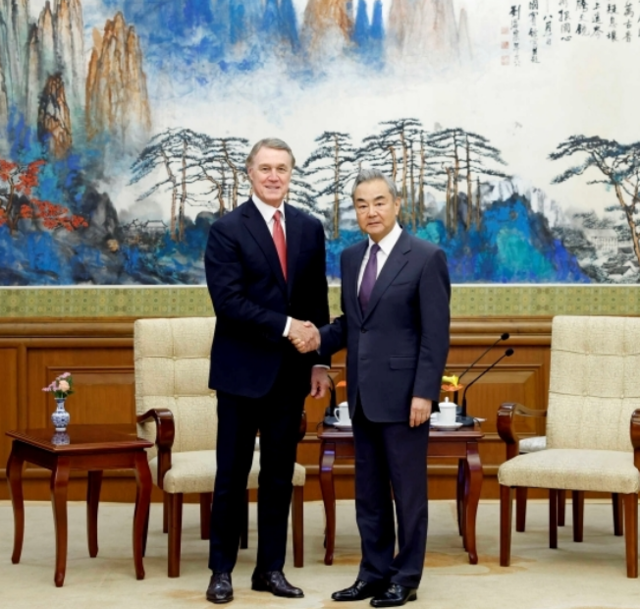 3일 베이징에서 만난 데이비드 퍼듀(왼쪽) 주중미국대사와 왕이 중국 외교부장. 중국 외교부 제공