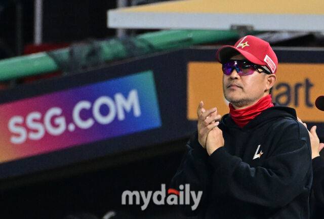 2025년 5월 13일 오후 인천 SSG랜더스필드에 진행된 '2025 신한 SOL뱅크 KBO 리그' NC 다이노스와 SSG 랜더스의 경기. SSG 이숭용 감독이 6-3으로 승리한 뒤 기뻐하고 있다./마이데일리