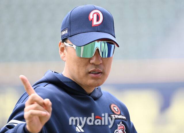 27일 오후 서울 잠실야구장에서 진행된 '2025 프로야구 KBO리그' 두산 베어스와 롯데 자이언츠의 경기.두산 이승엽 감독이 경기전 인터뷰를 갖고 있다./마이데일리