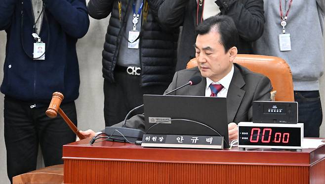 안규백 국조특위 위원장이 28일 오전 서울 여의도 국회에서 열린 윤석열 정부의 비상계염 선포를 통한 내란 혐의 진상규명 국정조사특별위원회 전체회의에서 의사봉을 두드리고 있다. 이날 활동 기간이 종료되는 국조특위는 회의를 통해 국정조사 결과보고서 및 증인·참고인 고발 명단 등 안건을 의결했다. 임세준 기자