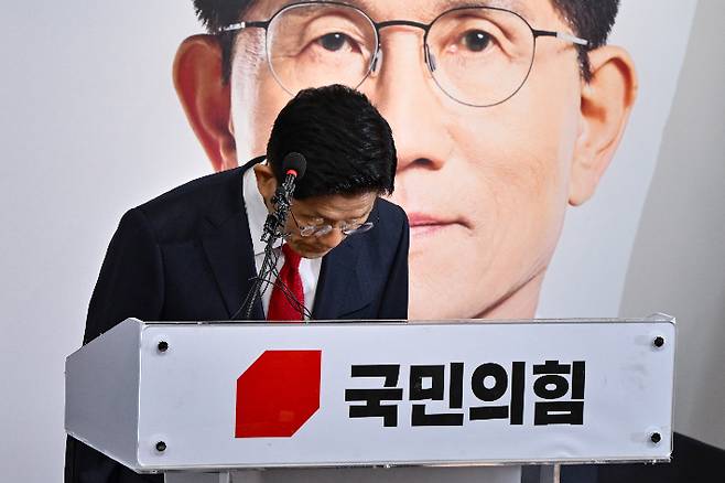 김문수 국민의힘 대선 후보가 4일 새벽 대선 관련 입장을 밝히기 위해 서울 여의도 국민의힘 중앙당사에 입장해 인사하고 있다. 황진환 기자