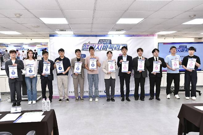 '2025 챌린지 바둑리그' 대진추첨 후 좌은 그룹과 혁기 그룹으로 나뉘어 찍은 감독 단체 사진. 한국기원 제공