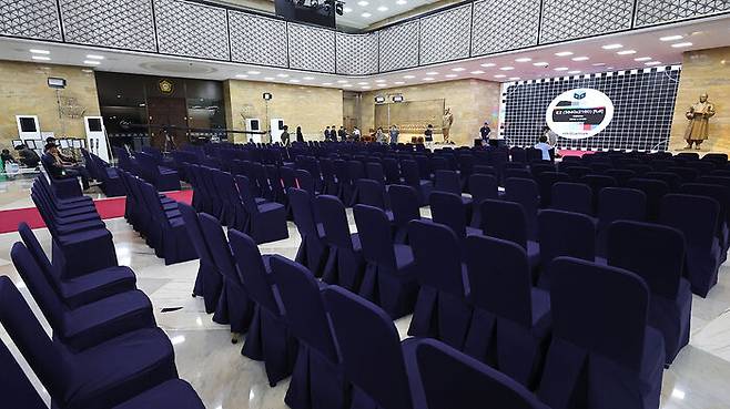 제21대 대통령 선거일인 지난 3일 서울 여의도 국회 본청 로텐더홀에서 작업자들이 다음날 대통령 취임식을 준비하고 있다.