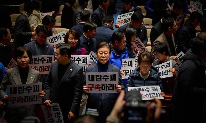 2025년 의원총회에서 윤석열 전 대통령 구속을 요구하는 피켓을 들고 있는 모습. 이재명캠프 제공