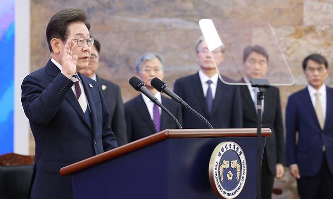 이재명 대통령이 4일 국회의사당에서 열린 취임 선서식에 참석해 대한민국 헌법 제69조에 규정된 대통령 취임 선서를 하고 있다. 노태악 중앙선거관리위원장(오른쪽부터), 이주호 국무총리 권한대행(부총리 겸 교육부 장관), 김형두 헌법재판소장 권한대행(헌법재판관), 조희대 대법원장, 우원식 국회의장 등 헌법기관장들이 이 대통령의 선서 모습을 지켜보고 있다. 뉴시스