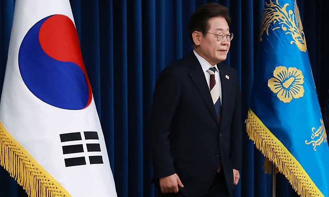 이재명 대통령이 4일 서울 용산 대통령실 청사에서 새 정부 첫 인사 발표를 위해 입장하고 있다. 대통령실통신사진기자단